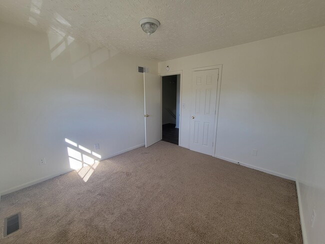 Photo - 415 Chapman Ct