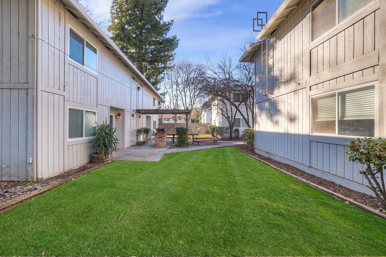1119 West Sacramento Avenue - 1119 West Sacramento Avenue