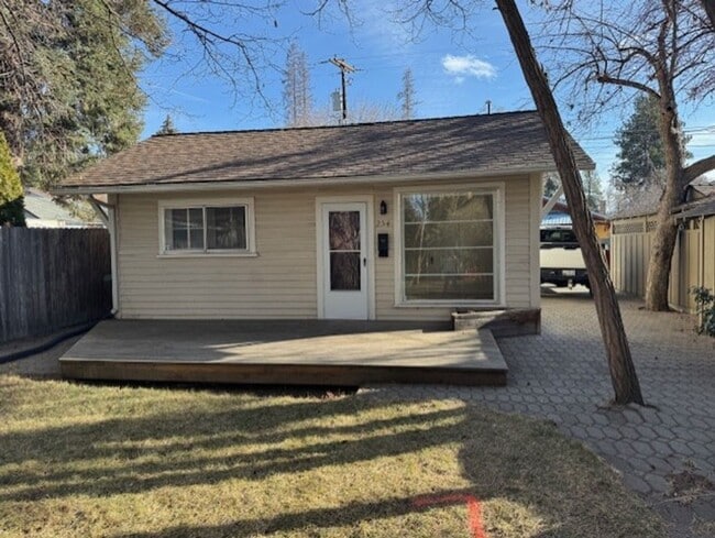 Building Photo - West Side Location