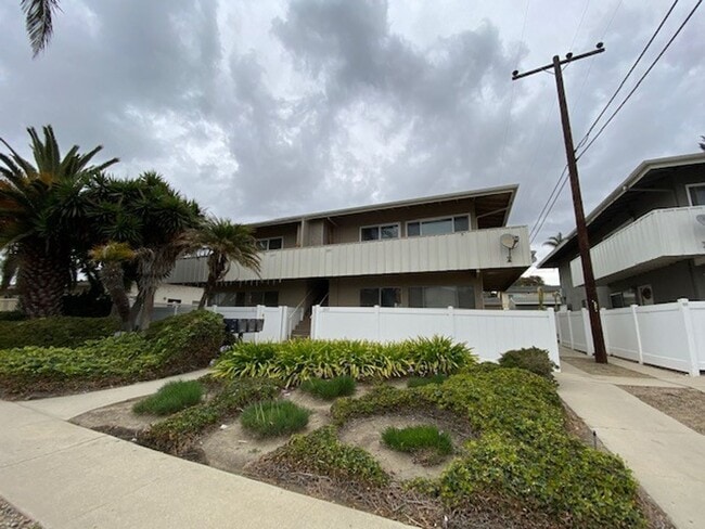 Building Photo - Midtown Gorgeous Updated Apartment! 2/2 downstairs! Unit 3351 Rexford St