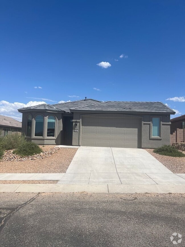 Building Photo - Beautiful Like New 4 Bedroom 3 Bathroom ho... Rental