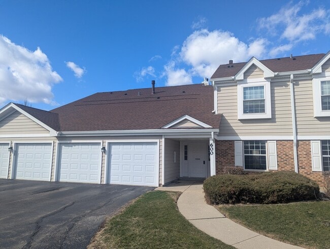 Building Photo - 600 Eastview Ct Unit X1