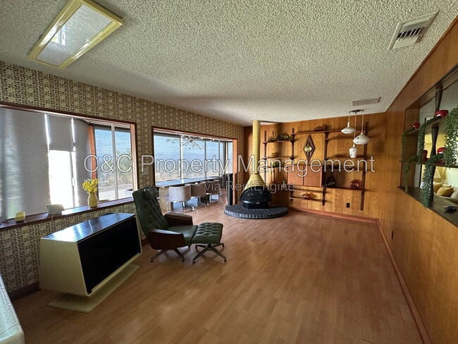 Photo - 425 Edgerton Dr