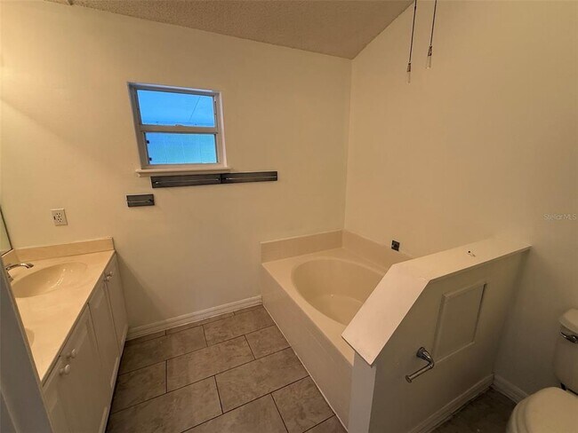 Photo - 607 Basingstoke Ct