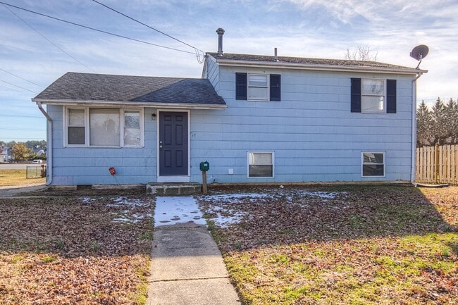 Building Photo - Split Level Near DE/MD line- Available in August