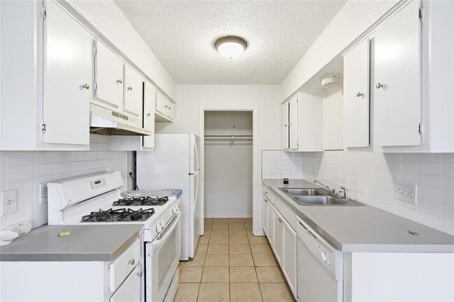2412 Burleson Ct