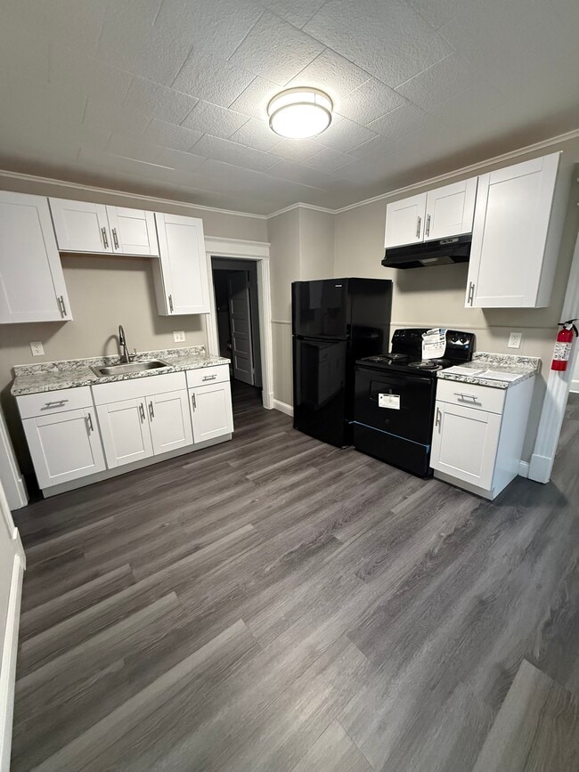 Amplia cocina con zona de comedor y despensa. - 46 Mooreland St Unidad 46 Mooreland Street