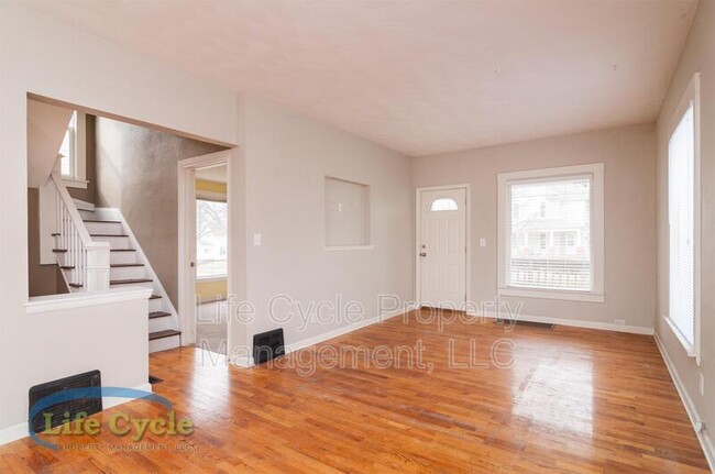 Photo - 138 Travis St NE