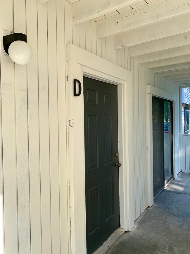 Unit D - 3408 SW Burnett Rd Unit D