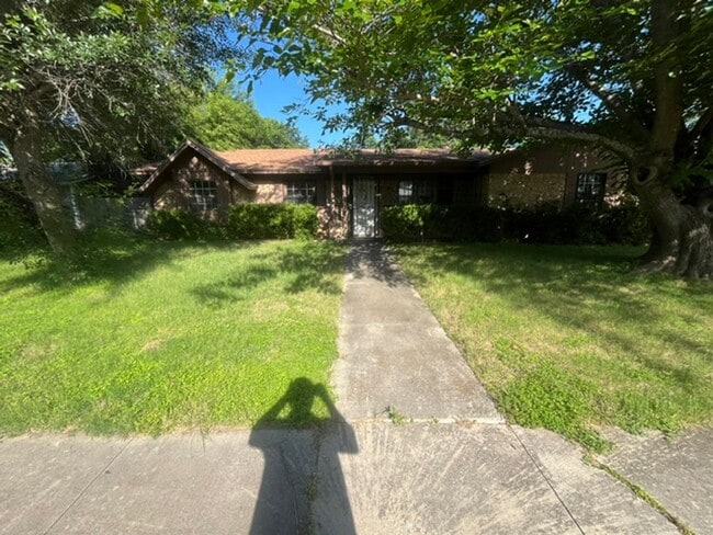 Building Photo - 1700 Standridge St