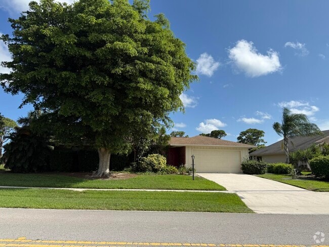 Building Photo - 2507 Canterbury Dr N Rental