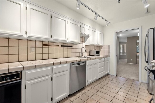 Building Photo - Beautiful 3 bed 2 bath condo near Downtown...