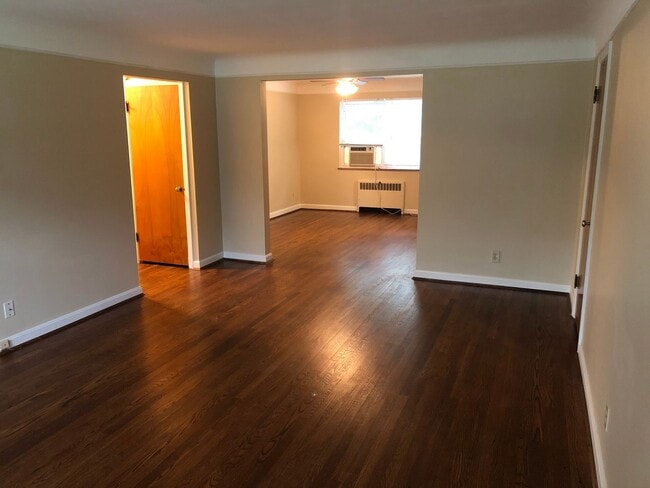Building Photo - 5562 Beechmont Ave Unit 1