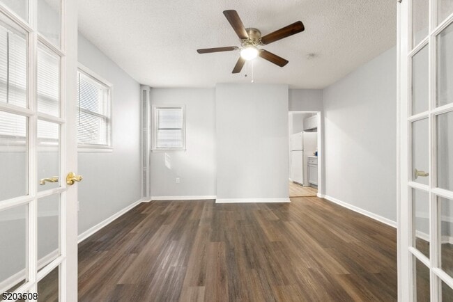 Photo - 241 William St