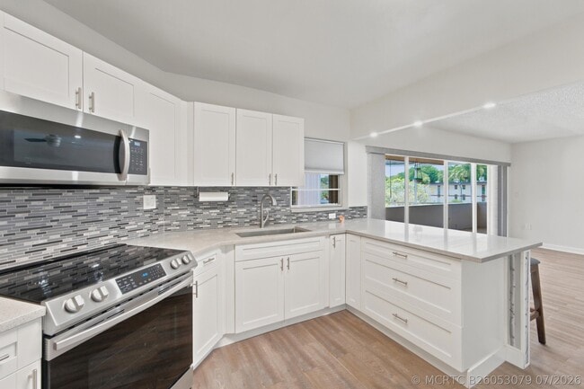 Building Photo - 203 W Greenway Dr Unit 203