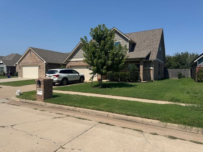 Building Photo - Spacious 3-Bed, 3-Bath Home with Loft & St...