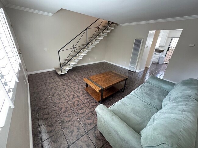 Building Photo - 1126 W 37th Pl Rental