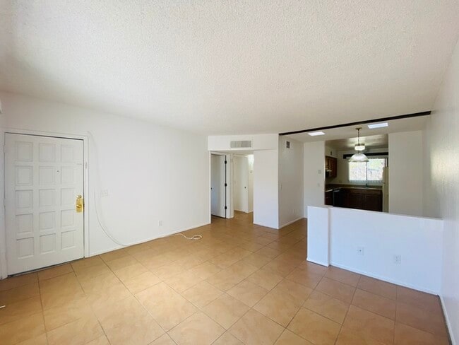 Spacious Townhome Style Home with Large Ya... - Spacious Townhome Style Home with Large Ya...