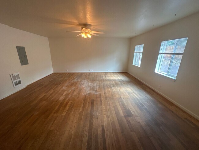 Photo - Mid-town Studio Apartment, Access to Laund...