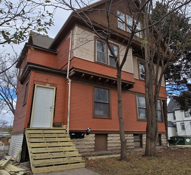 Building Photo - 113 W Division St Unit #3