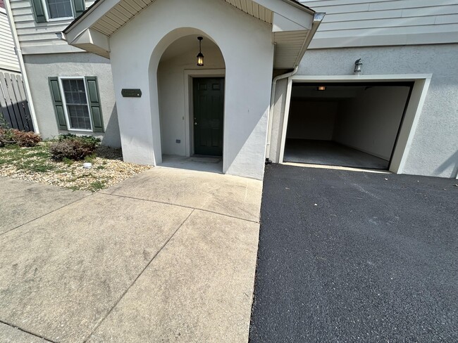 Building Photo - 17 Rosewood Ct