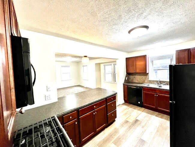 Hermosa cocina, refrigerador nuevo. - 211 Marian Ave Casa