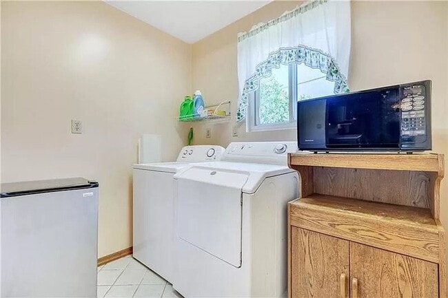 Photo - Large 3 Bed, 1 Bath - Central Air, Washer/Dryer