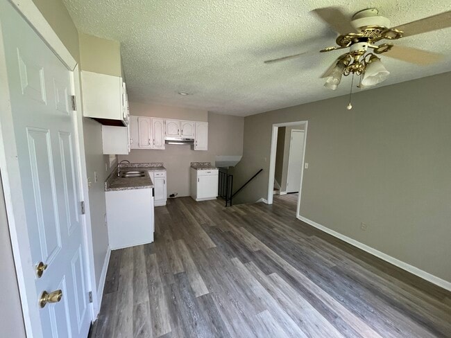 Kitchen/ eat in/ dishwasher provided