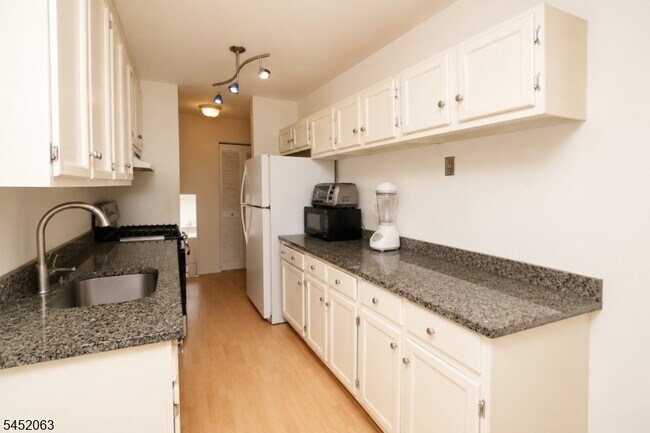 Photo - 833 Main St Unit E