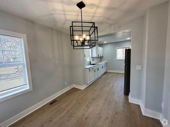 Building Photo - 215 E North - 4 Bedroom/1 Bathroom Home Do...