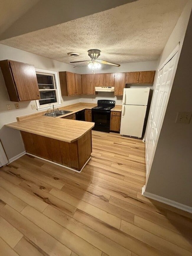 Photo - Lovely 3 BR House in South Lexington! New Paint & Flooring! Fenced Backyard, Off-Street Parking