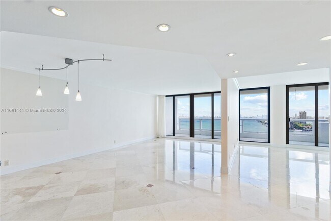 Photo - 1717 N Bayshore Dr Unidad # A-1932