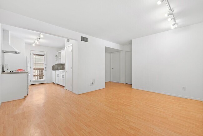 Photo - 217 E 12th St