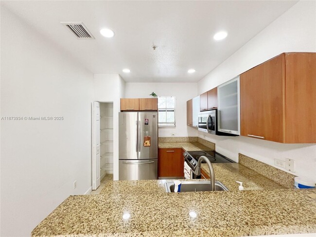 Building Photo - 2540 SW 14th Ave Rental