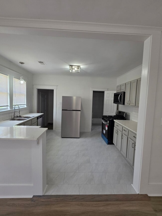 Photo - 820 N McNeil St