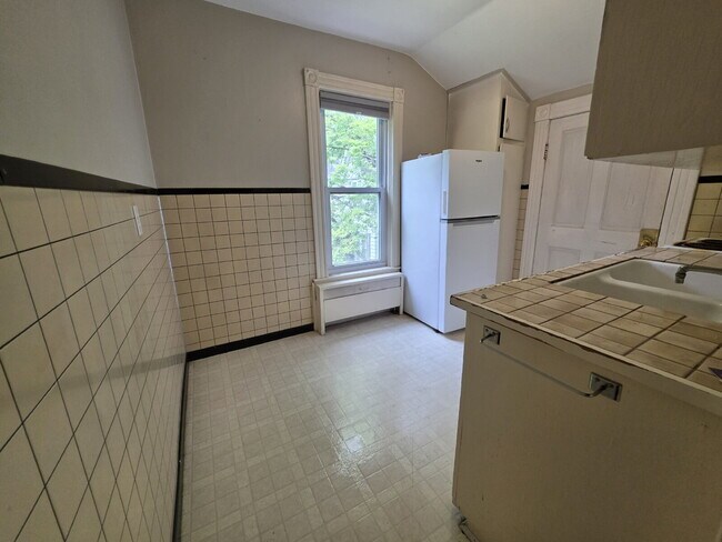 Bright 1 Bedroom Upper Unit Near UWEC, Water Street & Mayo Clinic – Available August 1st