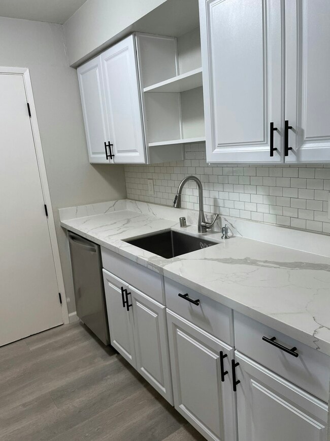 Building Photo - 1061 Mohr Ln Unit C Rental