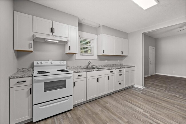 Building Photo - 501 E 4th St