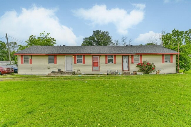 Building Photo - 639 St Charles Dr