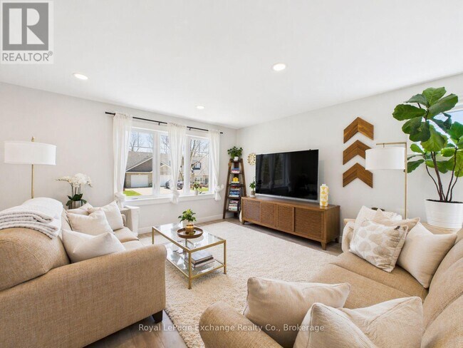 Photo - 966 Charles St
