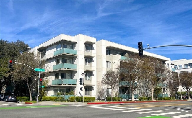 Building Photo - Enjoy the Best of Pasadena from This Beautifully Maintained Condo