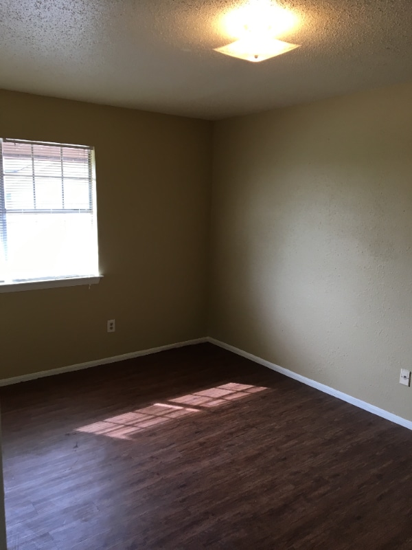 Photo - 7528 Oak Chase