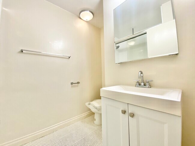 Photo - 1136 N Ogden Dr Unidad 9