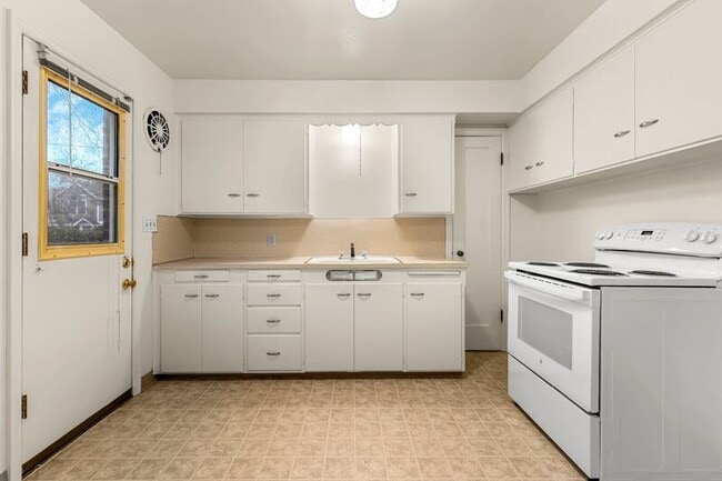 Photo - 6610 E Burnside St