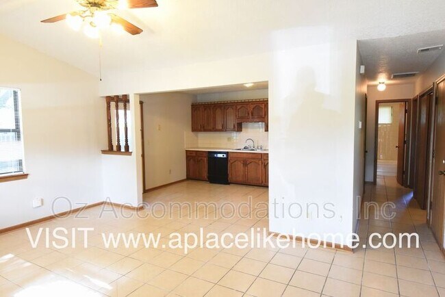Photo - 109 SE Greystone Dr