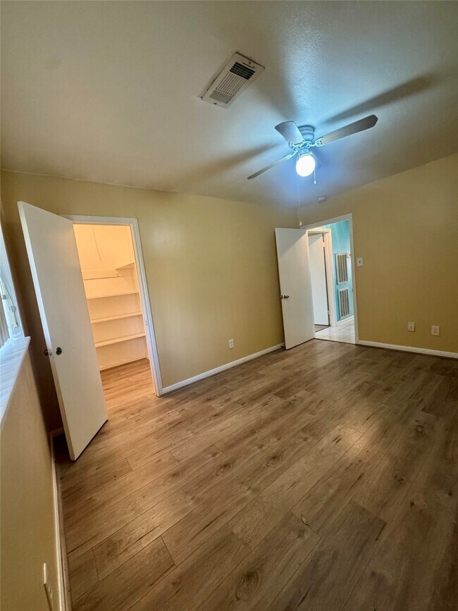 Photo - 8418 Hazen St