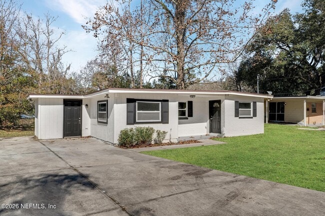 Photo - 557 W 62nd St