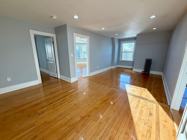 Building Photo - 437-439 High St Unit 3