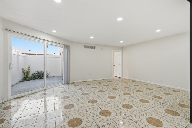 Photo - 7924 Woodman Ave Unidad 33