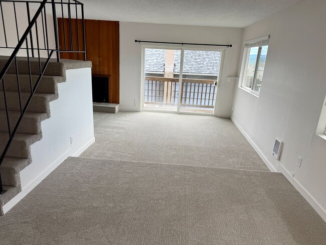 Photo - Stunning Custom Duplex-TH w/view deck Unit 4242